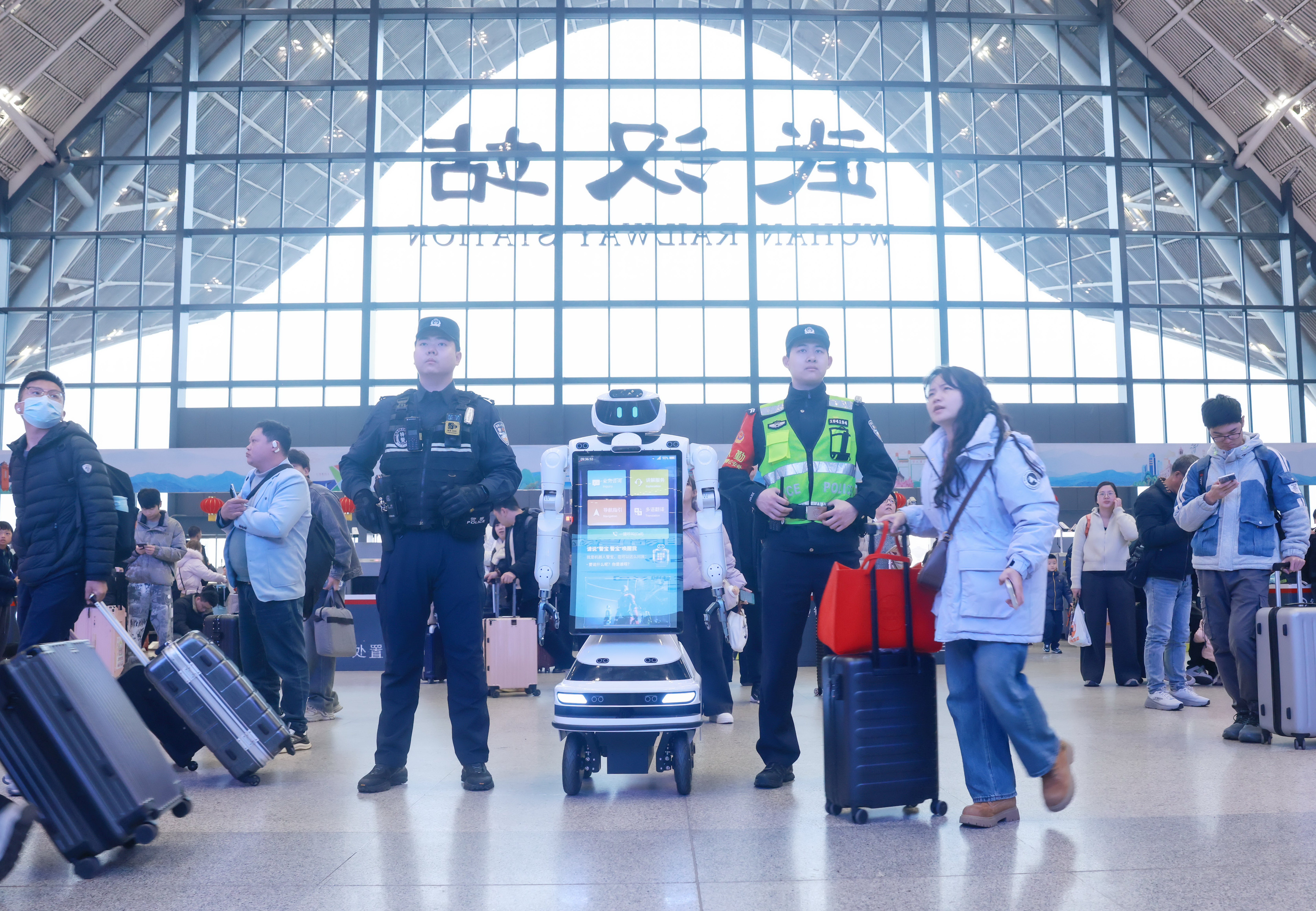 光谷盛创“警宝”助力武汉站  平安守护春运归途