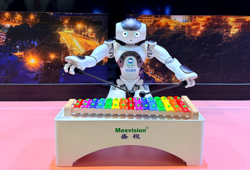 光谷盛创携NAO机器人闪耀亮相省市新春第一会