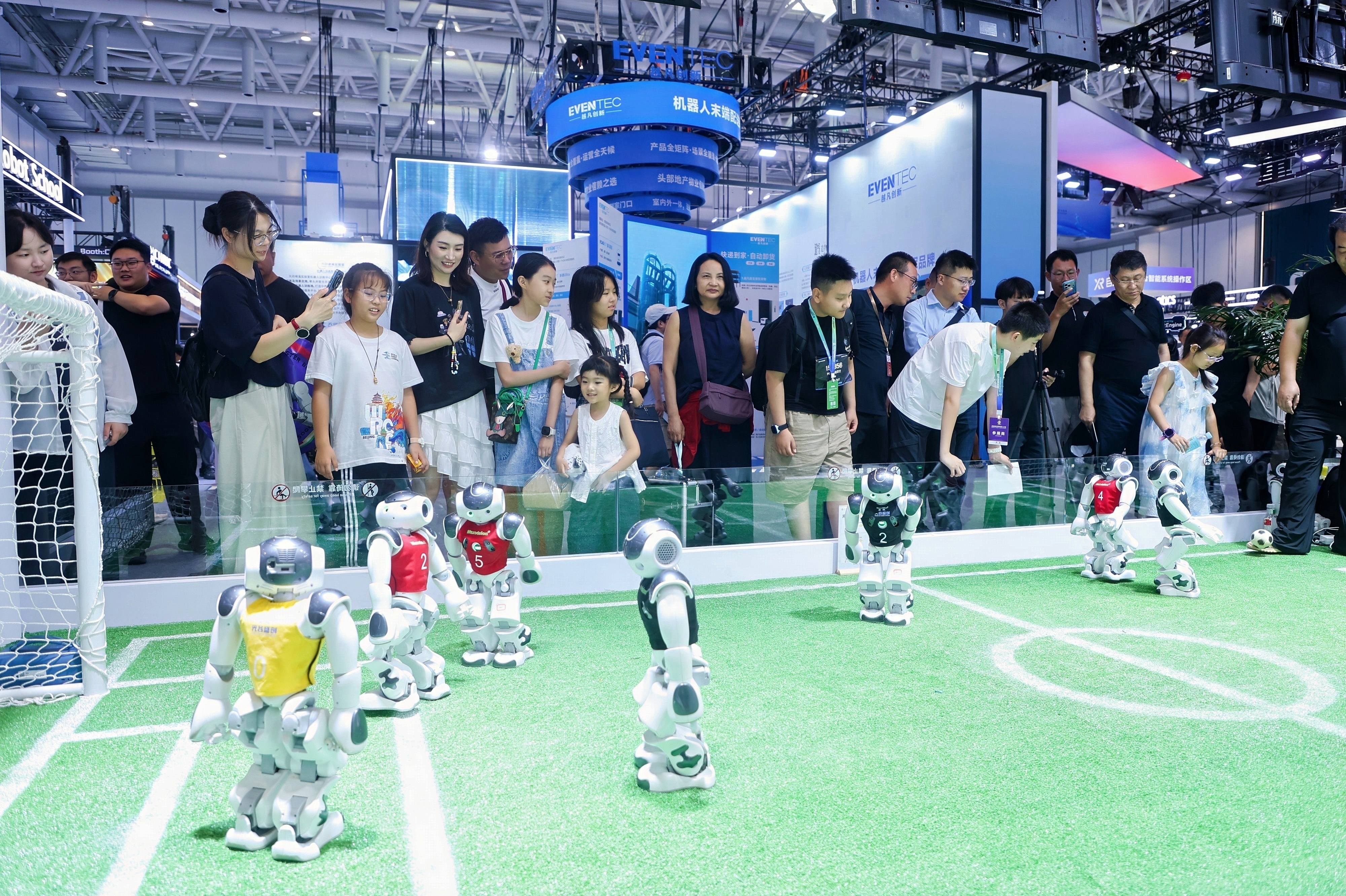 2026 世界机器人大会｜光谷盛创携NAO系列家族燃爆现场